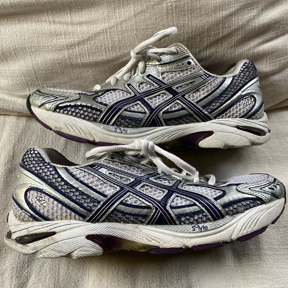 ASICS GT 2150 WOMANS size 6